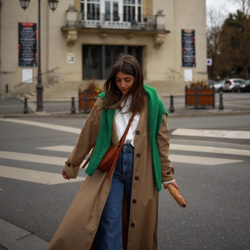 Modne trencze na wiosnę 2023. Wśród tych stylowych płaszczy na pewno znajdziesz swój typ